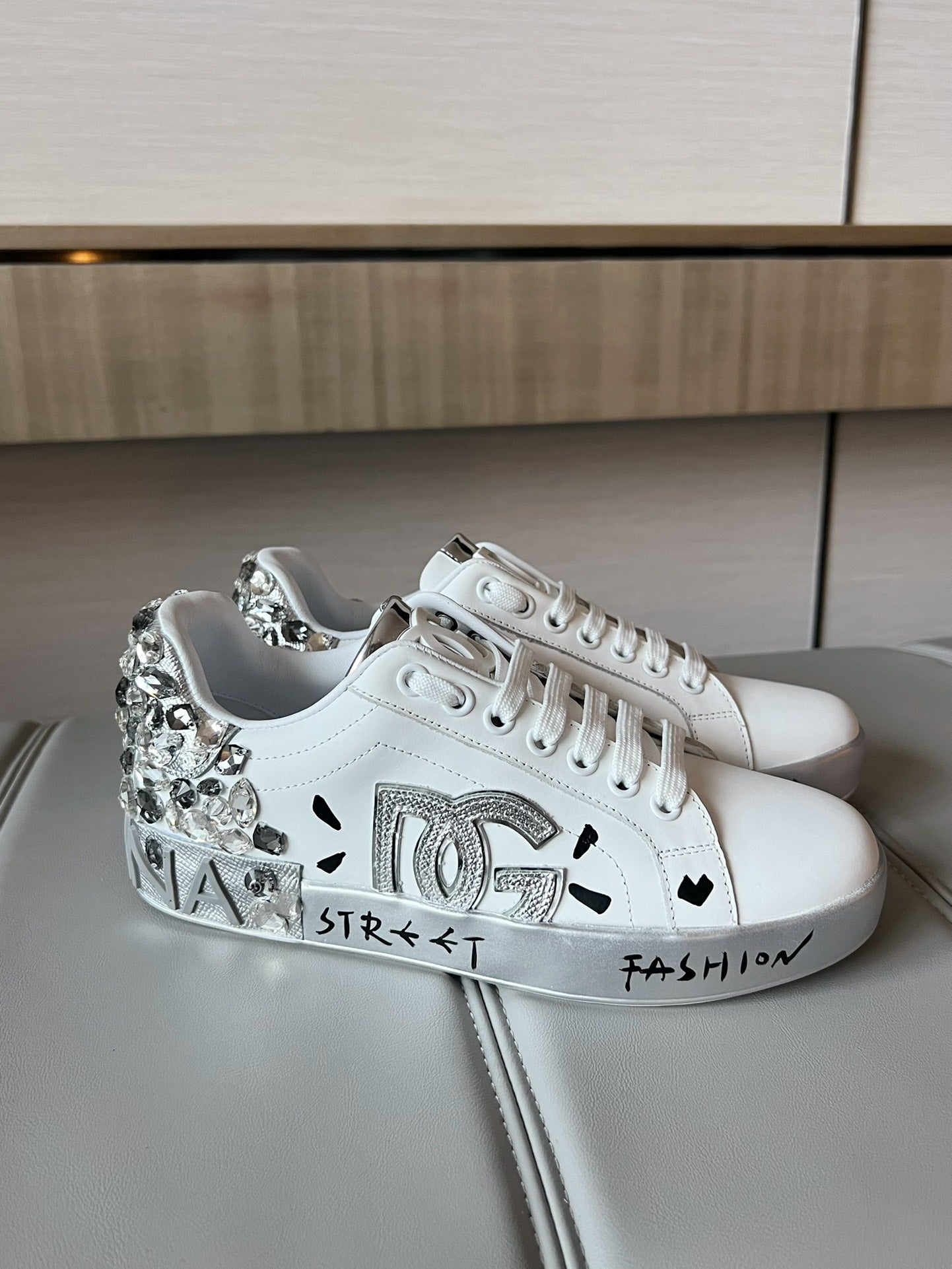 DG hand-sewn diamond buckle casual sneakers 0724090308