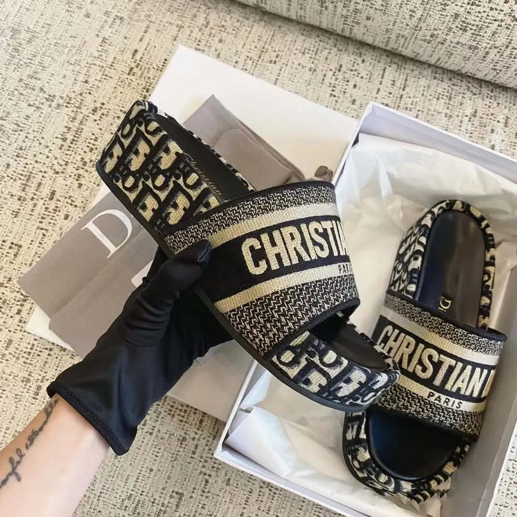D embroidered platform slides