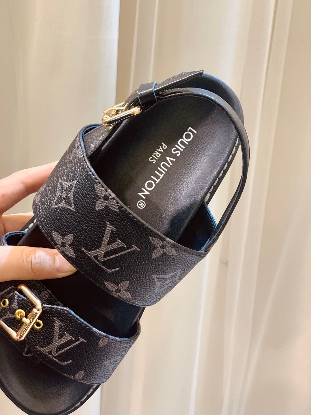 New V logo printed sandals fashion casual beach flip flops XC0404031