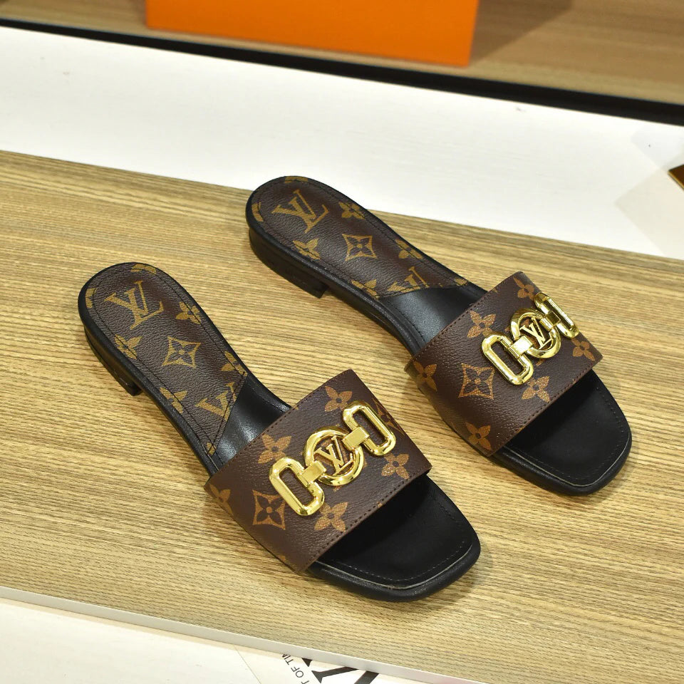 New Fashion V Logo Women's SlippersXC052025022601
