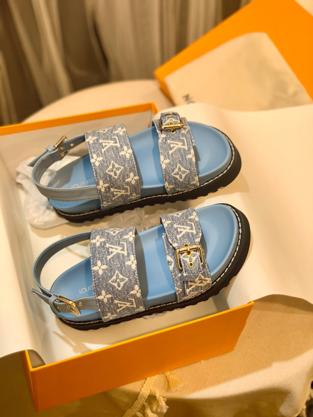 New V logo printed sandals fashion casual beach flip flops XC0404031